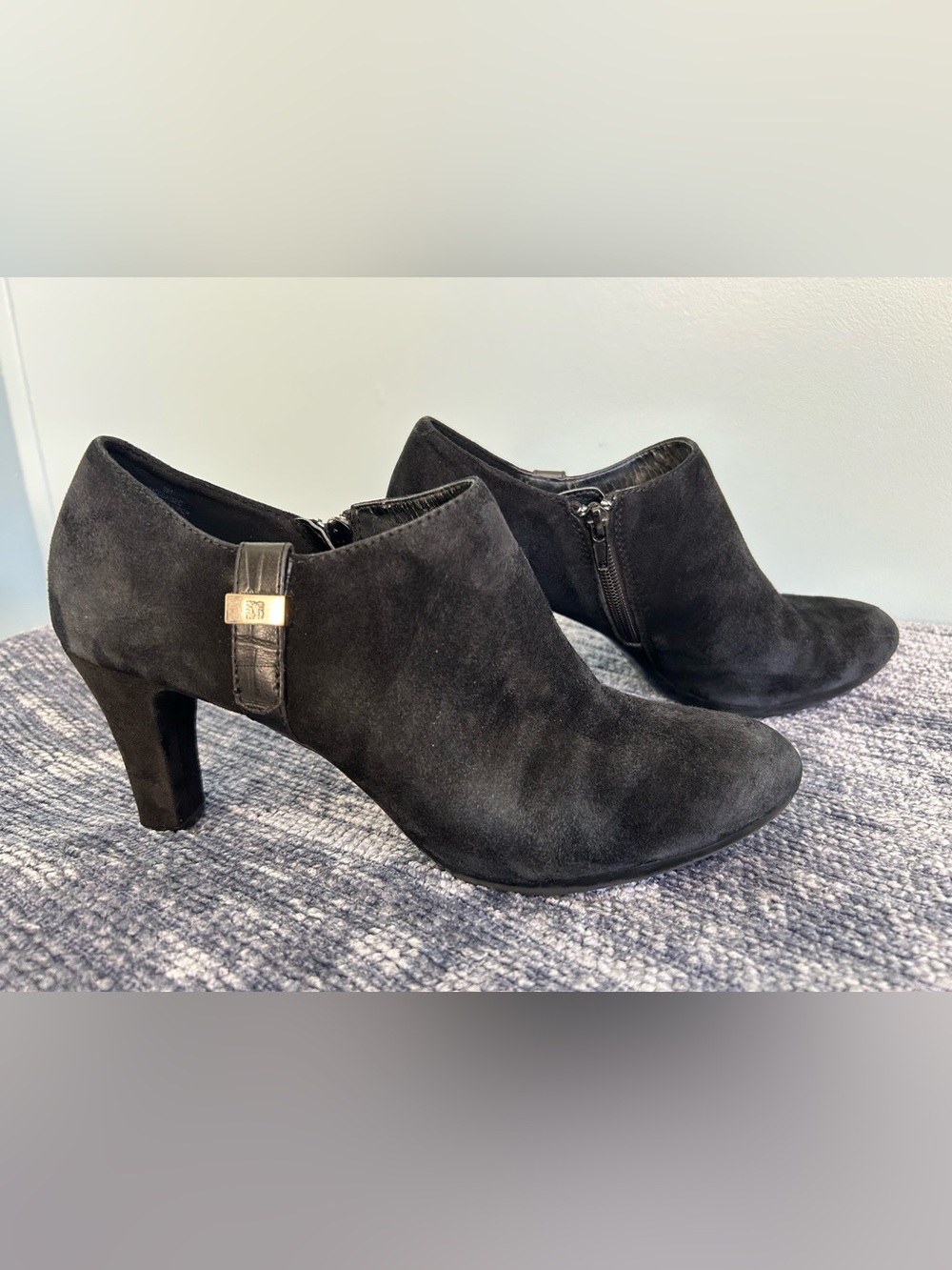 Anne Klein iflex ankle boots with heels black suede -zipper on the side - Sz L